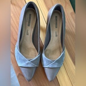 Clarks Collection Gray Leather Suede Pumps US 8 W EU 39 Pointed Toe Kitten Heel